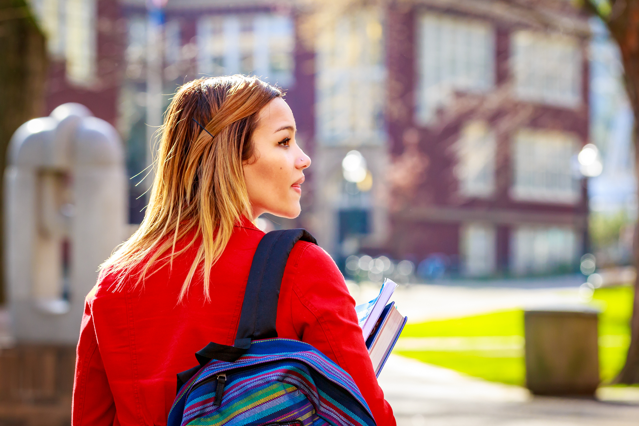 Students college girls. Девушка студентка в Красном. Студенческий женщины. Рюкзак для девушки студентки. Женщина студент.